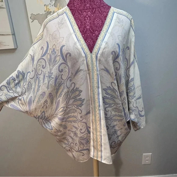Batwing Cream, Purple, and Blue Paisley Blouse Women Size 1X Unbranded - Picture 2 of 7